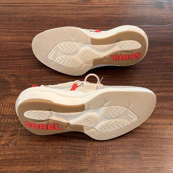 Sorel Explorer Defy Low Sneakers, size 8, great condition, shoebox not included - Picture 3 of 4